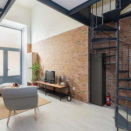 Stylish Industrial Loft For 4 In Alcantara Апартаменты